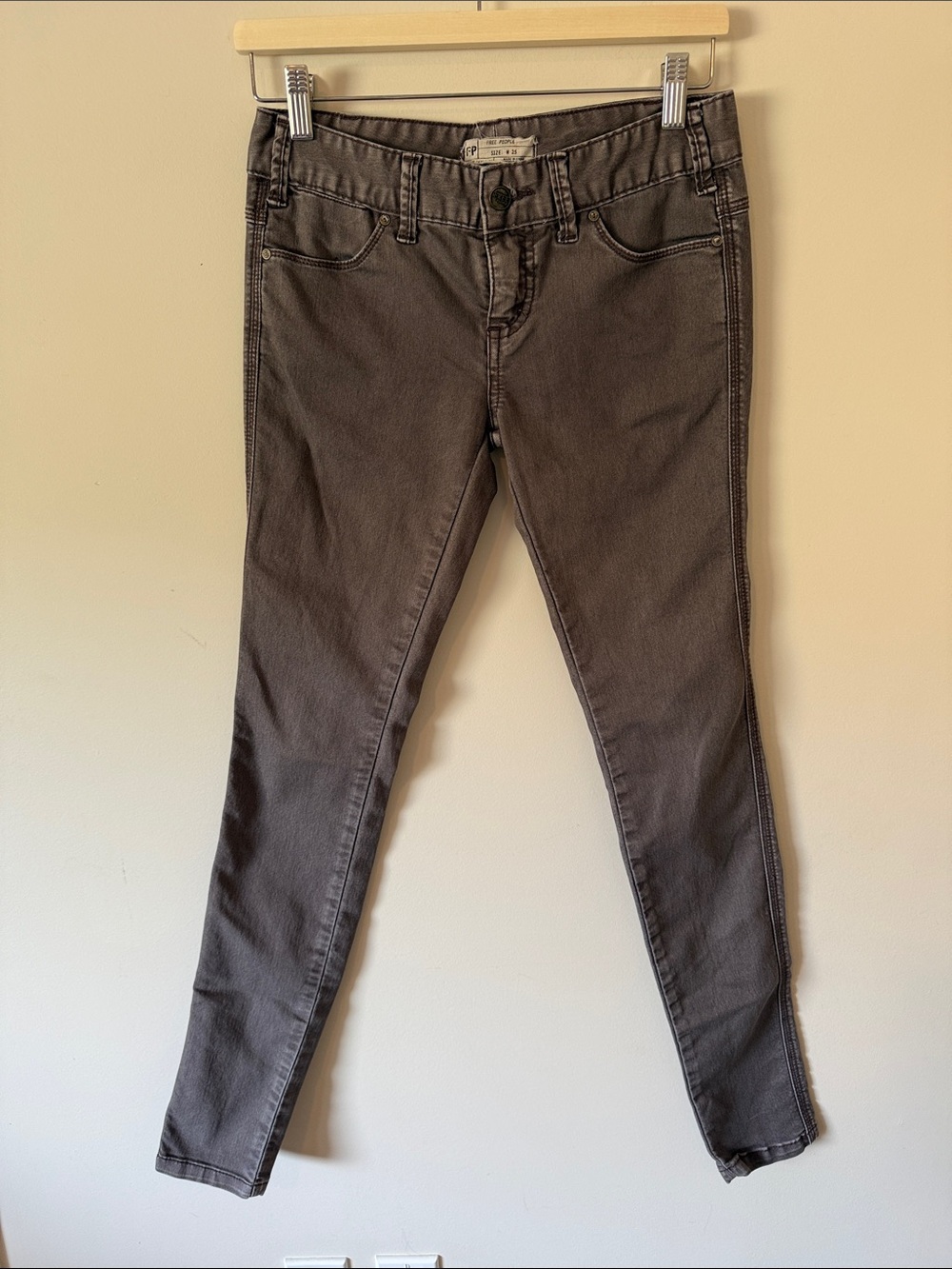 102. FREE PEOPLE SKINNY JEANS